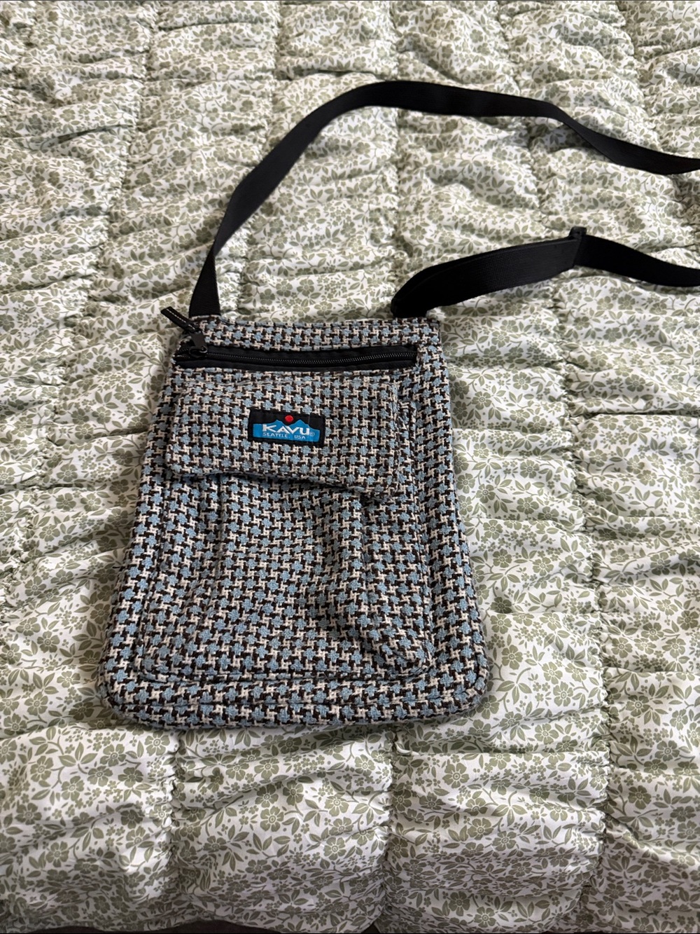 Kavu Small Crossbody Messenger Bag in Black and Gray